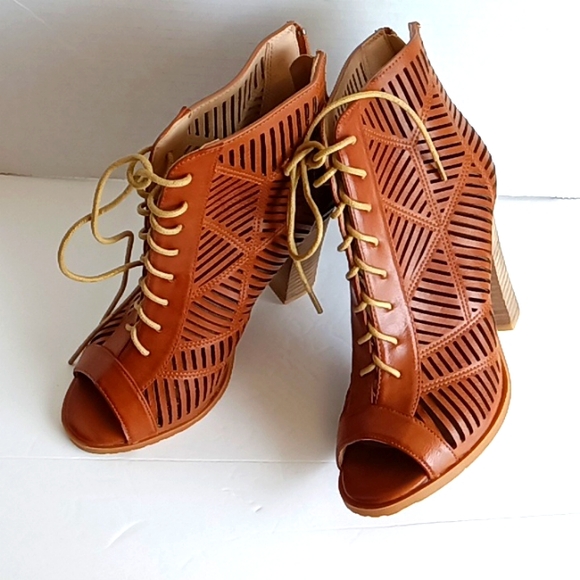 Chelsea Moreland Peep Toe, Heeled Ankle Booties - Picture 4 of 15